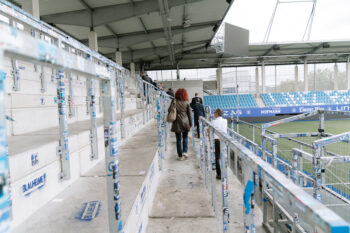 Frau geht auf Tribühne